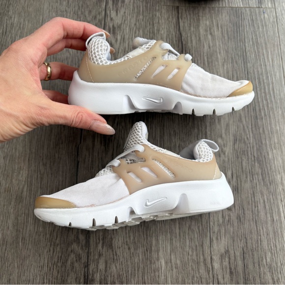 Toddler Nike Sneaker with Elastic Laces 10 - Picture 2 of 6